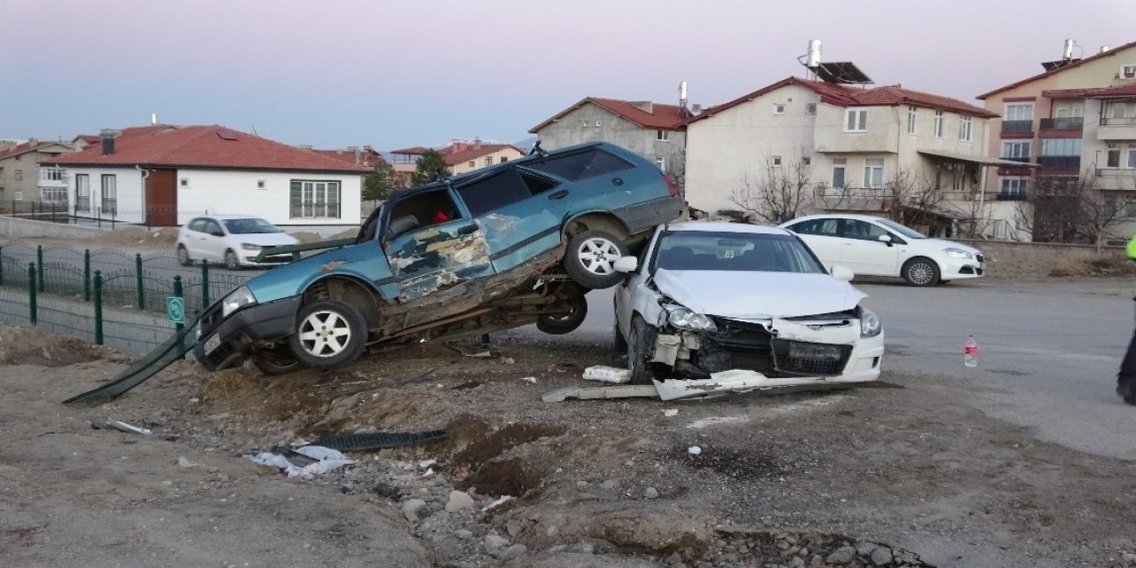 Isparta’da 2 Otomobil Çarpıştı: 1’i Bebek 3 Yaralı