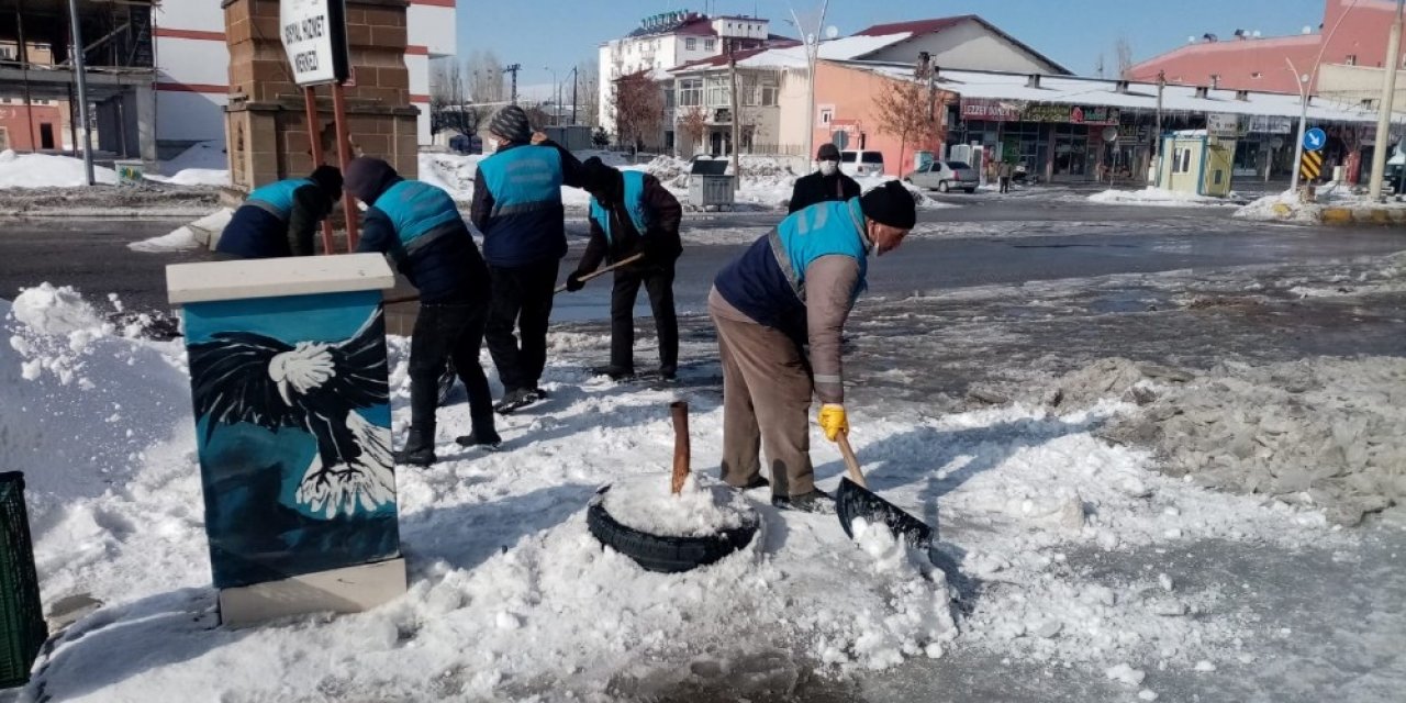 Çaldıran Belediyesi Cadde Ve Sokakları Buzdan Arındırıyor
