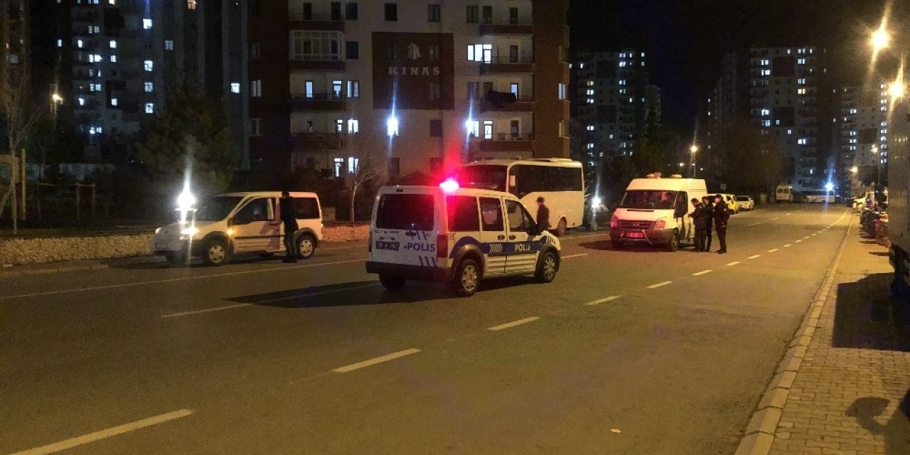 Yol Kenarındaki Şüpheli Çanta Polisi Harekete Geçirdi