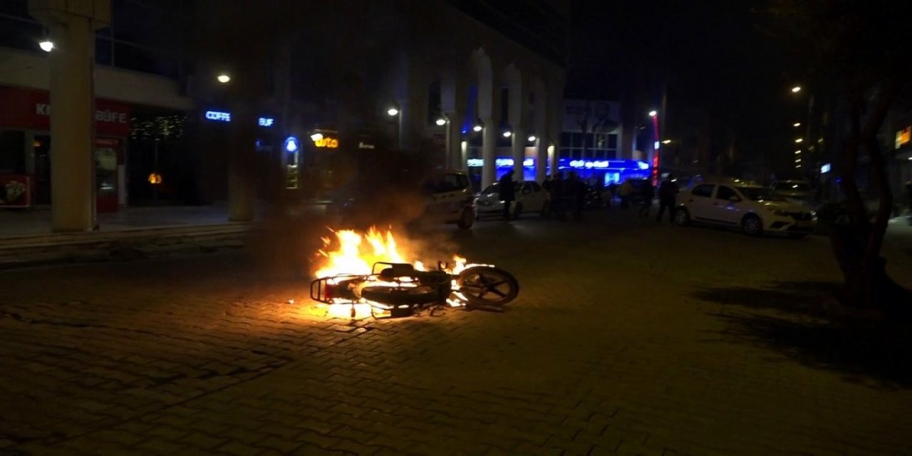 Kavgada Hıncını Alamadı, Motosikletini Yaktı