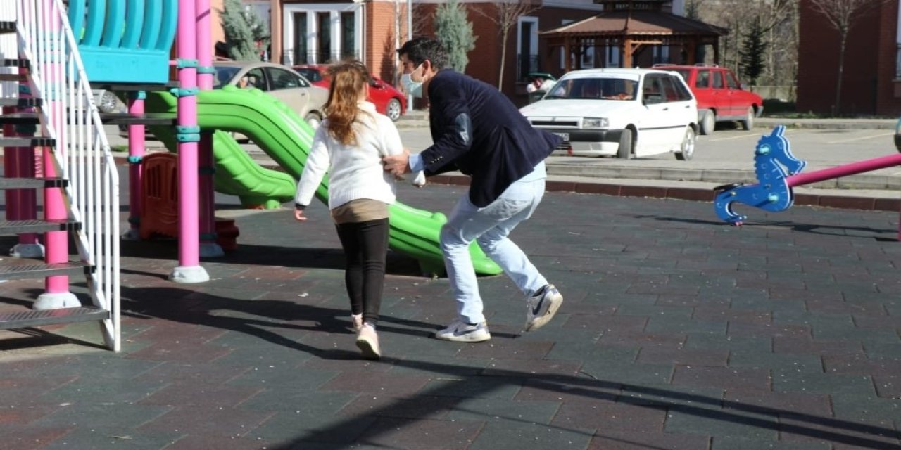 Haciz Yoluyla Kızını Alan Baba Çocuklar Gibi Eğlendi