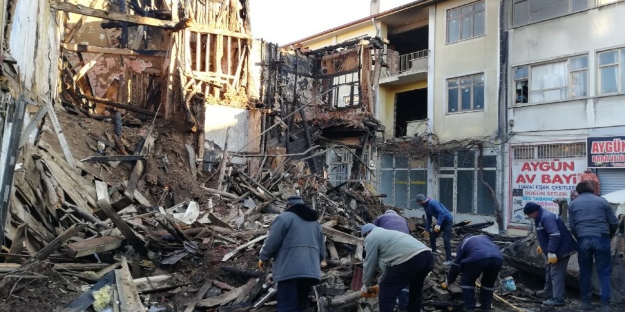 Yanan Dükkanların Enkazı Kaldırılmaya Başlandı