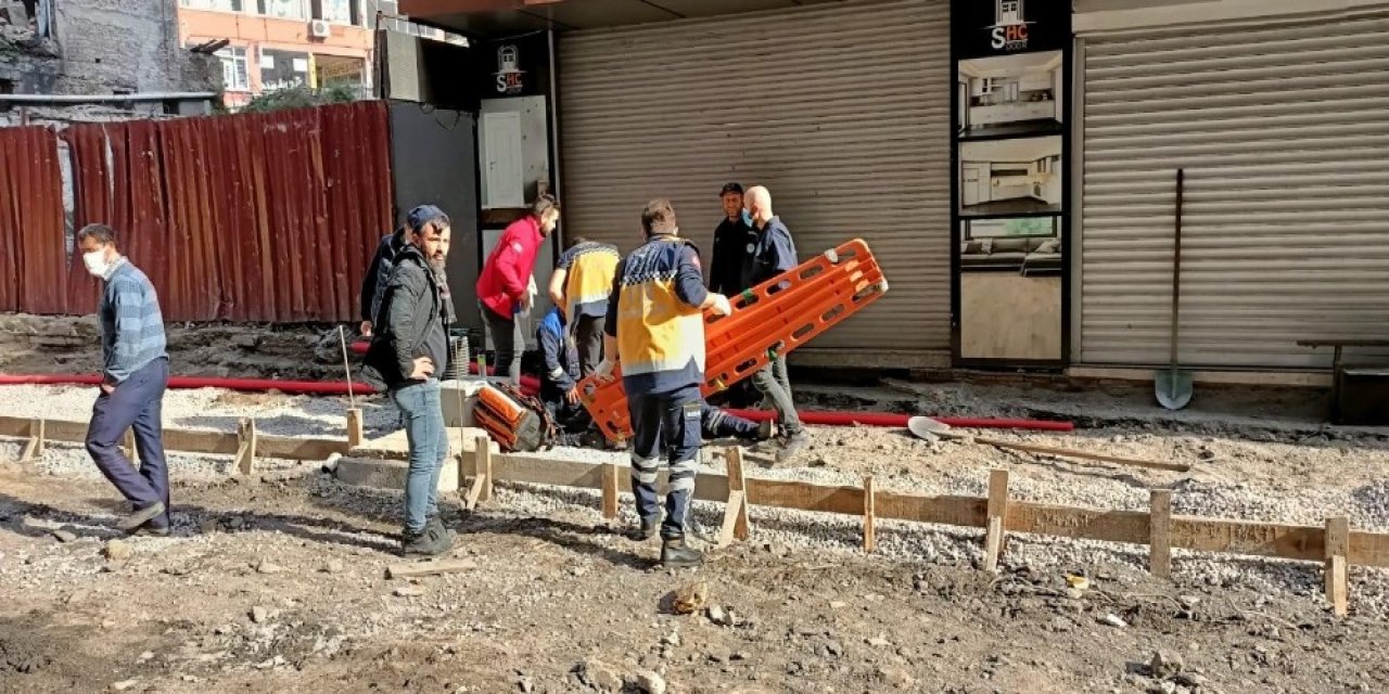 Alt Yapı Çalışması Yapan İşçinin Başına Tabela Düştü