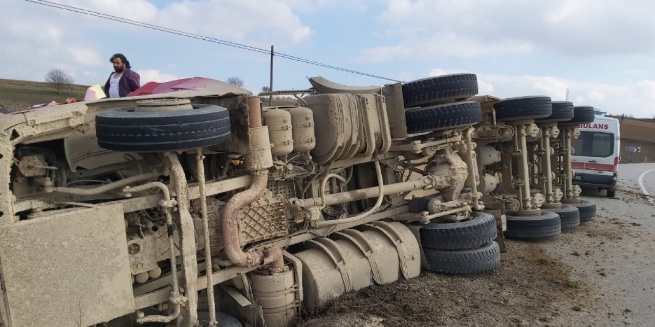 Virajı Alamayan Çakıl Yüklü Kamyon Devrildi: 1 Yaralı