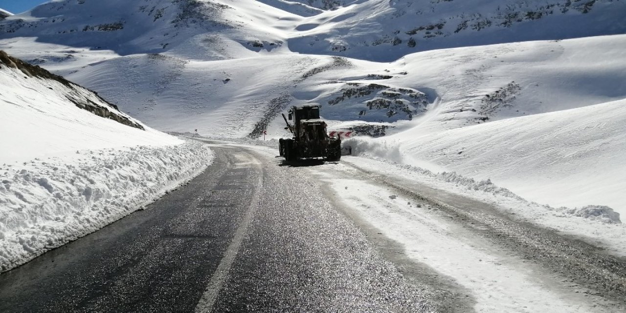 Karabet Geçidi’nde Yol Genişletme Çalışmaları Devam Ediyor