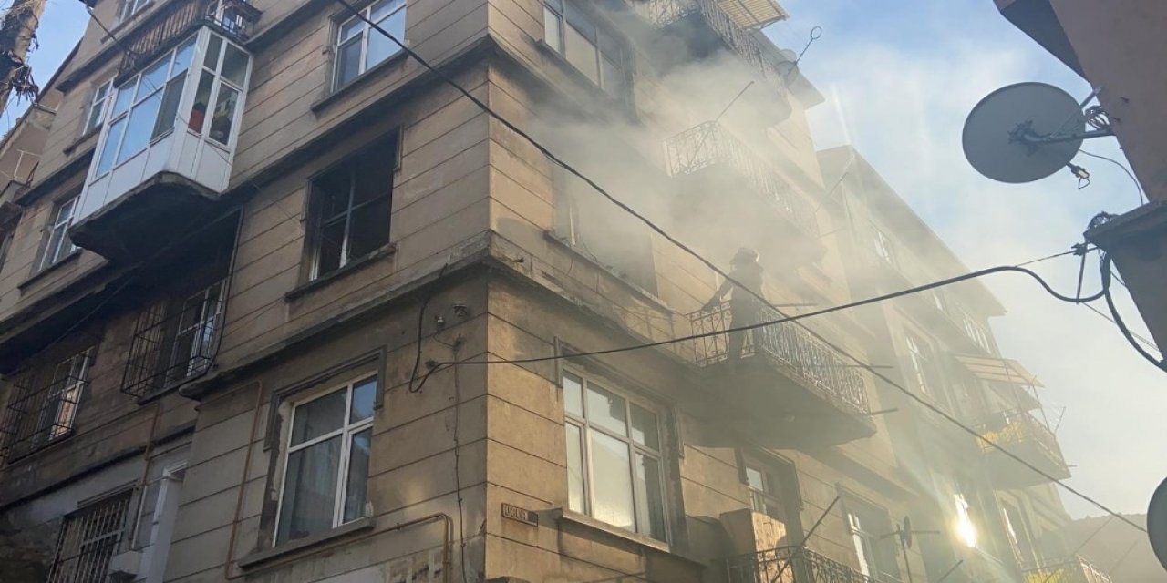 5 Katlı Apartmanın 3. Katında Çıkan Yangın Korkuttu