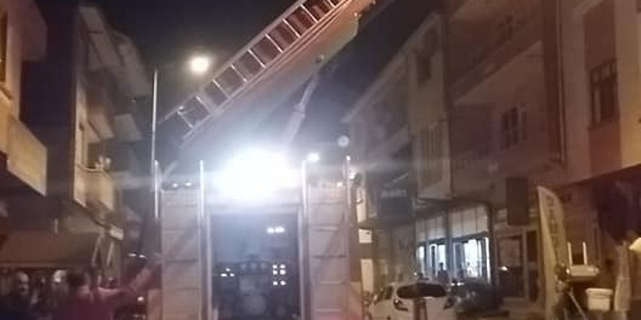 Çatı Yangınına İtfaiye Ekiplerinden Müdahale