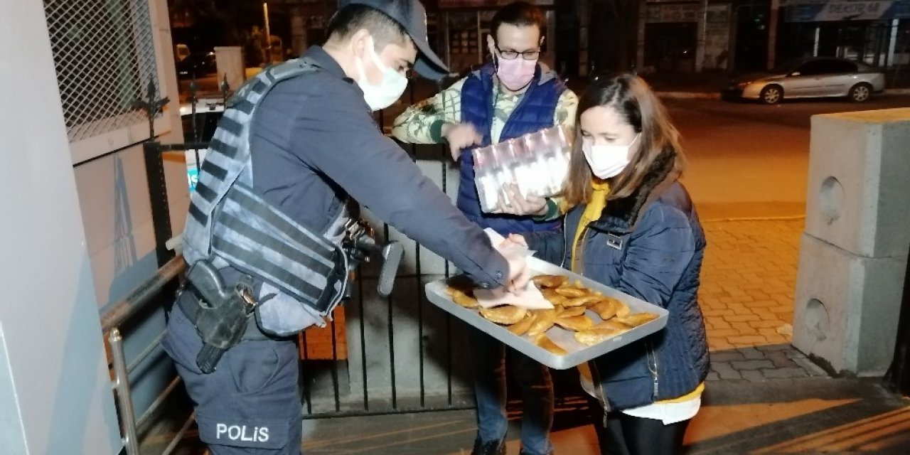 Genç Çift, Görev Başındaki Ekiplere Sokak Sokak Gezip Tatlı Ve Gazoz İkram Etti