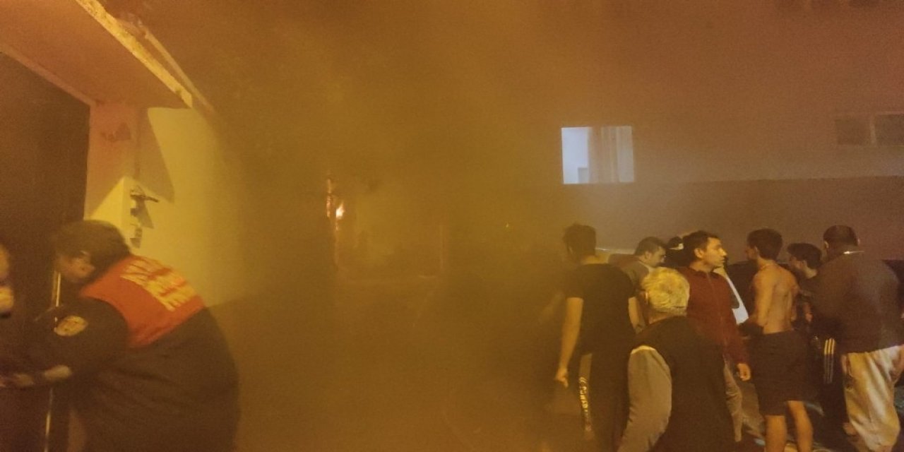 Eski Evleriyle Ünlü Hacıfeyzullah Mahallesi’nde 2 Ev Alev Alev Yandı