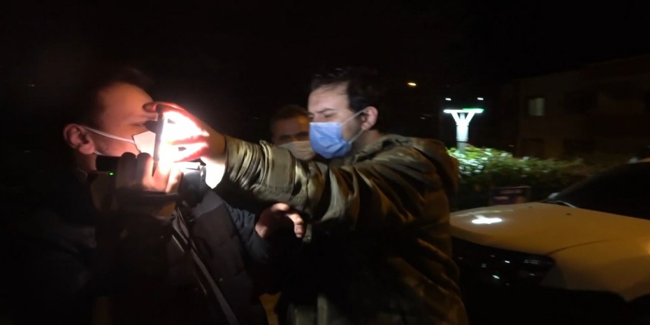 Alkollü Halde Sokağa Çıkıp Araç Kullandılar, Gazetecilere Saldırıp Tepki Gösterdiler
