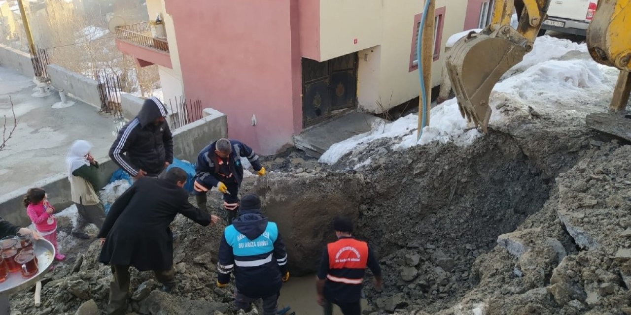 Donan Su Şebekelerine Belediye Ekipleri Müdahale Etti
