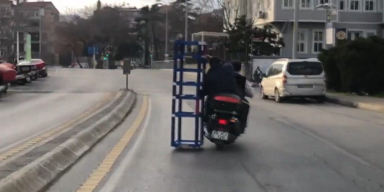 Motosiklet Üzerinde İlginç Anlar: 2 Metrelik Raf Standı Sürüyerek Taşıdılar