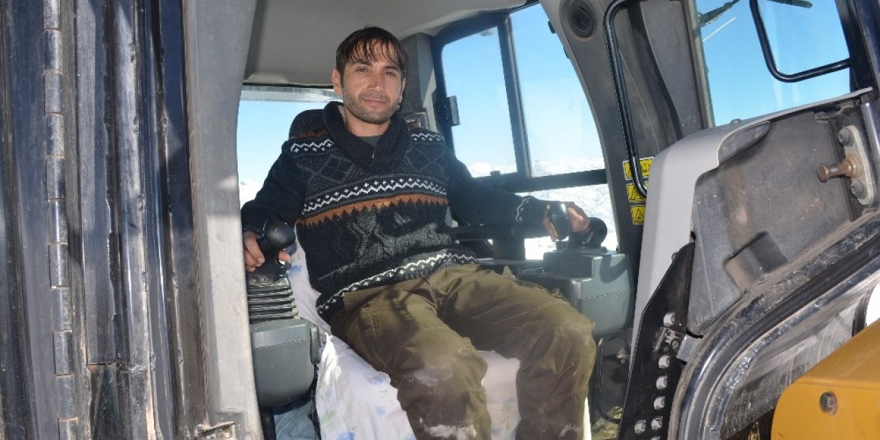 Baba Ve Oğlu Dozer Üstünde Karla Kapanan Yolları Açıyor