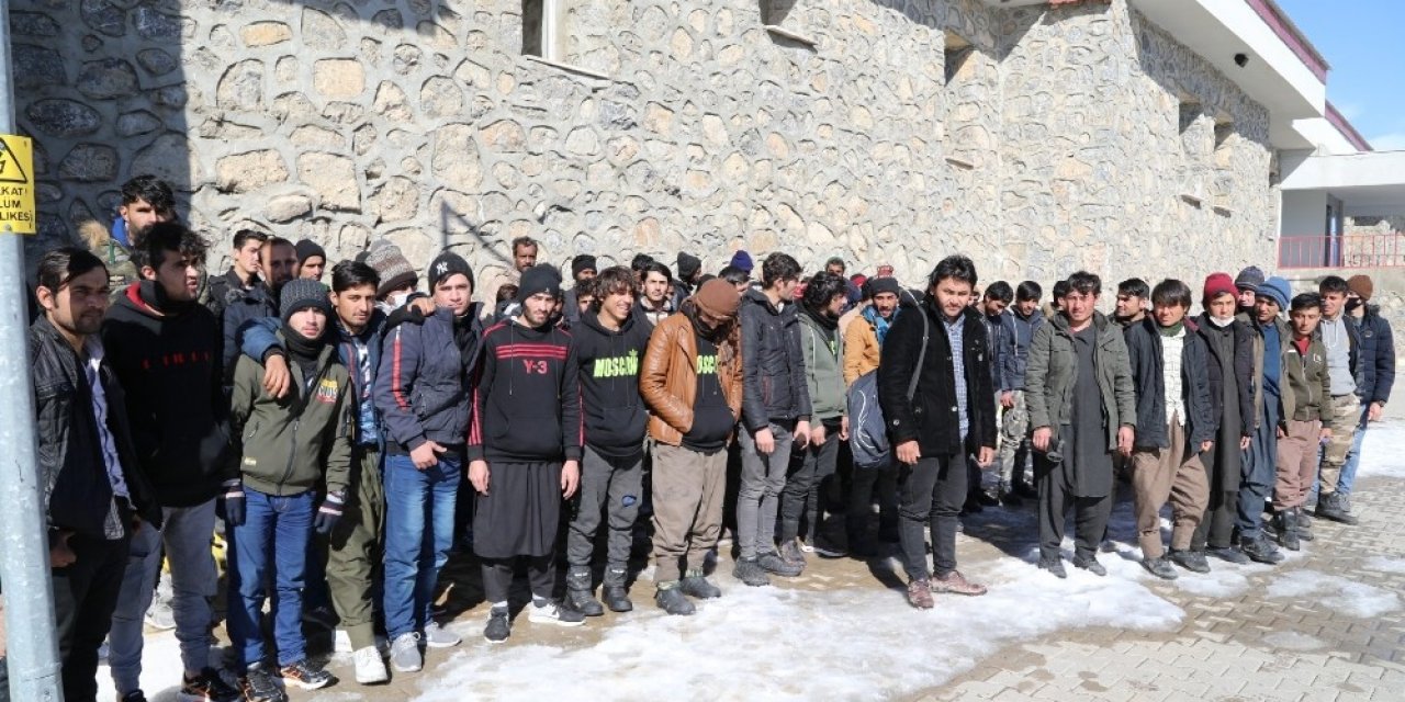 Başkale’de 73 Düzensiz Göçmen Yakalandı