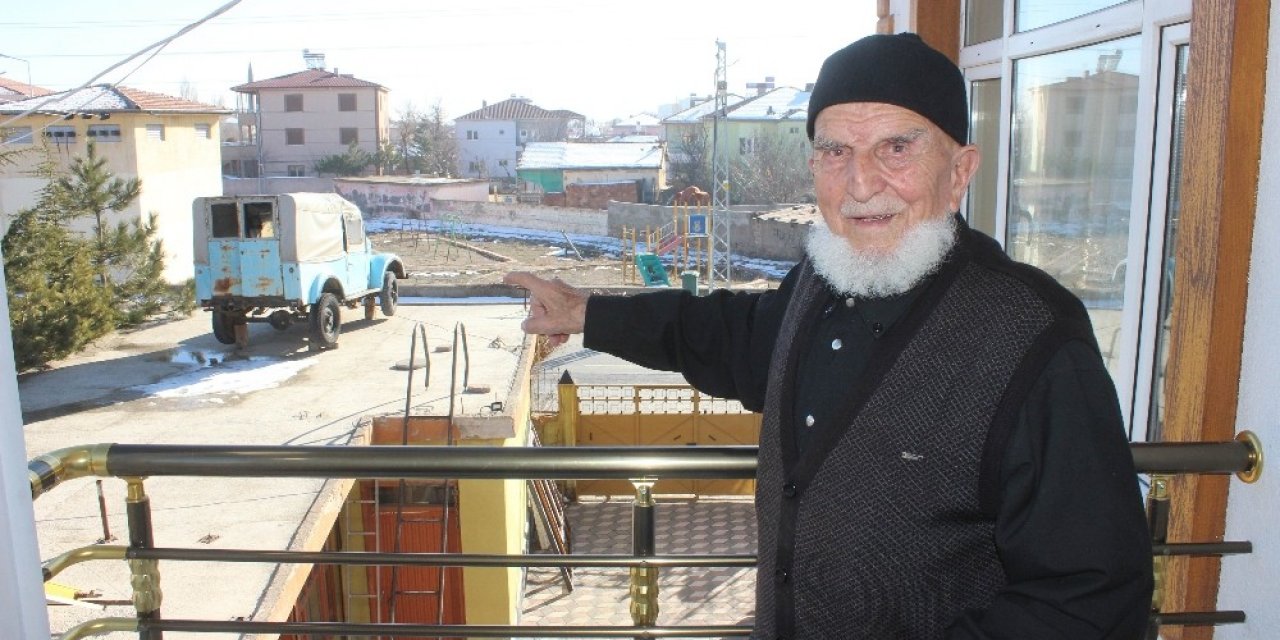 Sami Dede 50 Yıllık Aracını Satmaya Kıyamayınca, Dama Çıkardı
