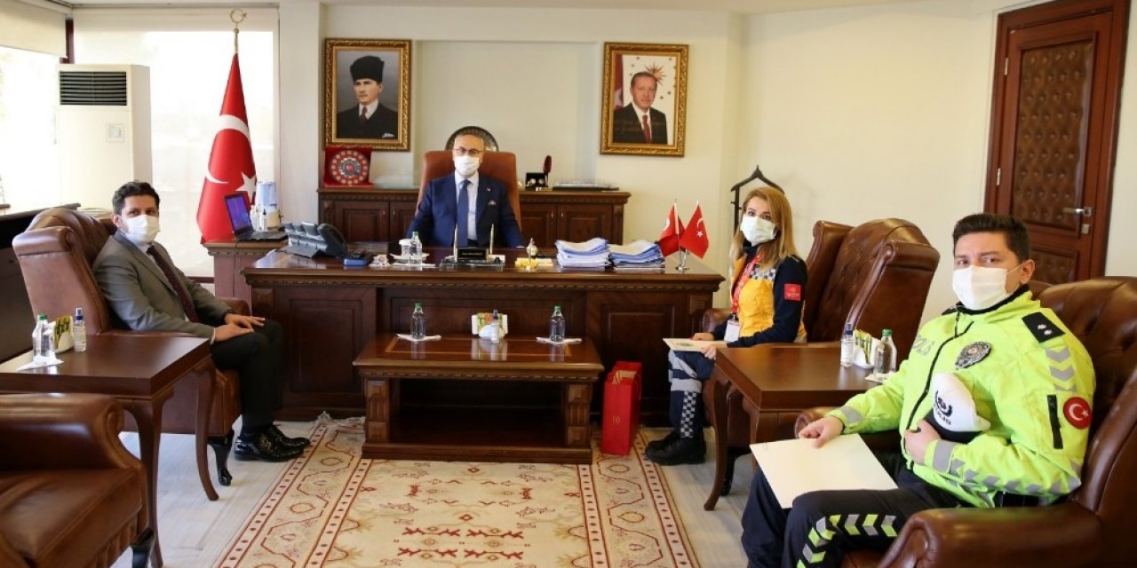 Vali Köşger’den Sel Felaketinde Takdir Toplayan Sağlık Çalışanı Ve Polise Başarı Belgesi