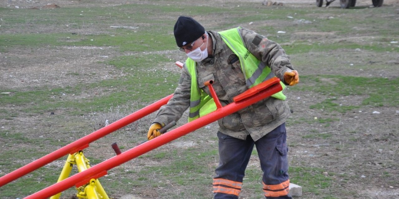 Kütahya’da Park Ve Bahçelere Bakım