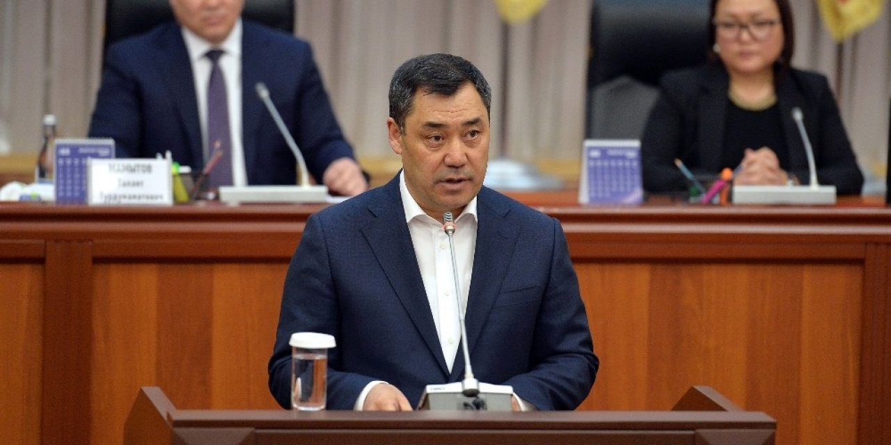 Kırgızistan Cumhurbaşkanı Caparov’dan Portremi Asmayın Talebi