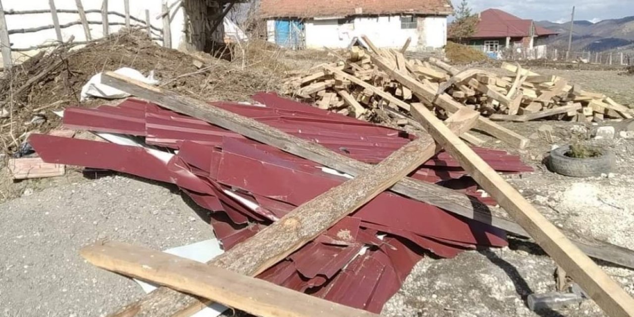 Amasya’da Şiddetli Rüzgar Çatı Uçurdu
