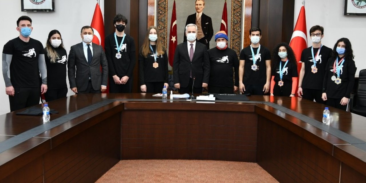 Vali Seymenoğlu, Derece Alan Başarılı Kayakçıları Kutladı
