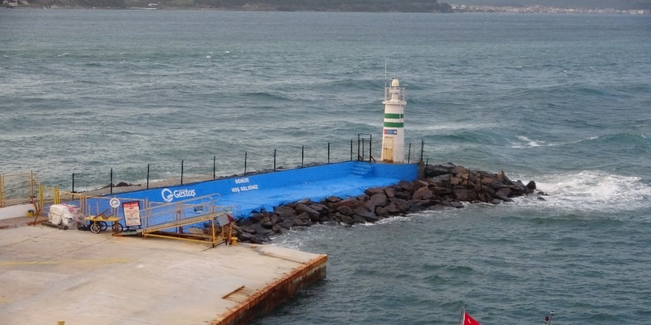 Çanakkale Boğazı’nda Geçici Olarak Feribot Seferleri Durduruldu