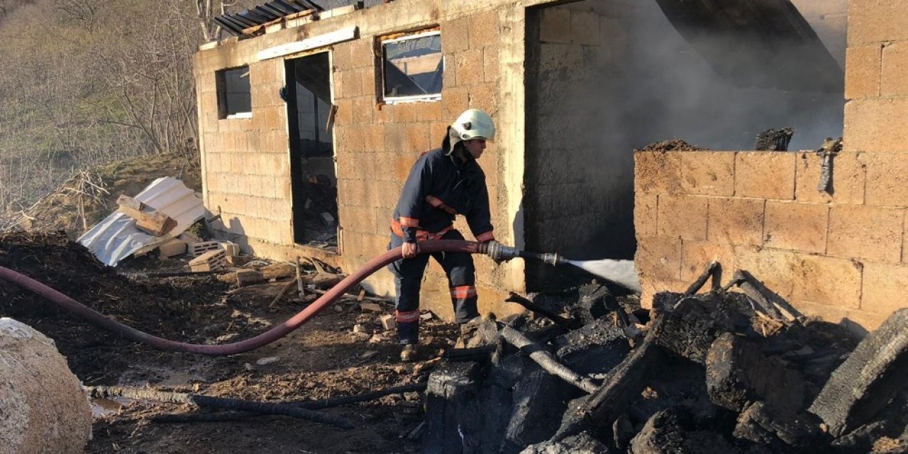 Alevlere Teslim Olan Ahır Ve Samanlık Kullanılamaz Hale Geldi