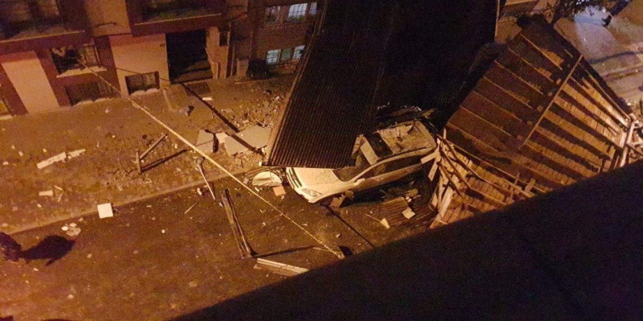 Bayrampaşa’da Binanın Uçan Çatısı Park Halindeki Araca Saplandı