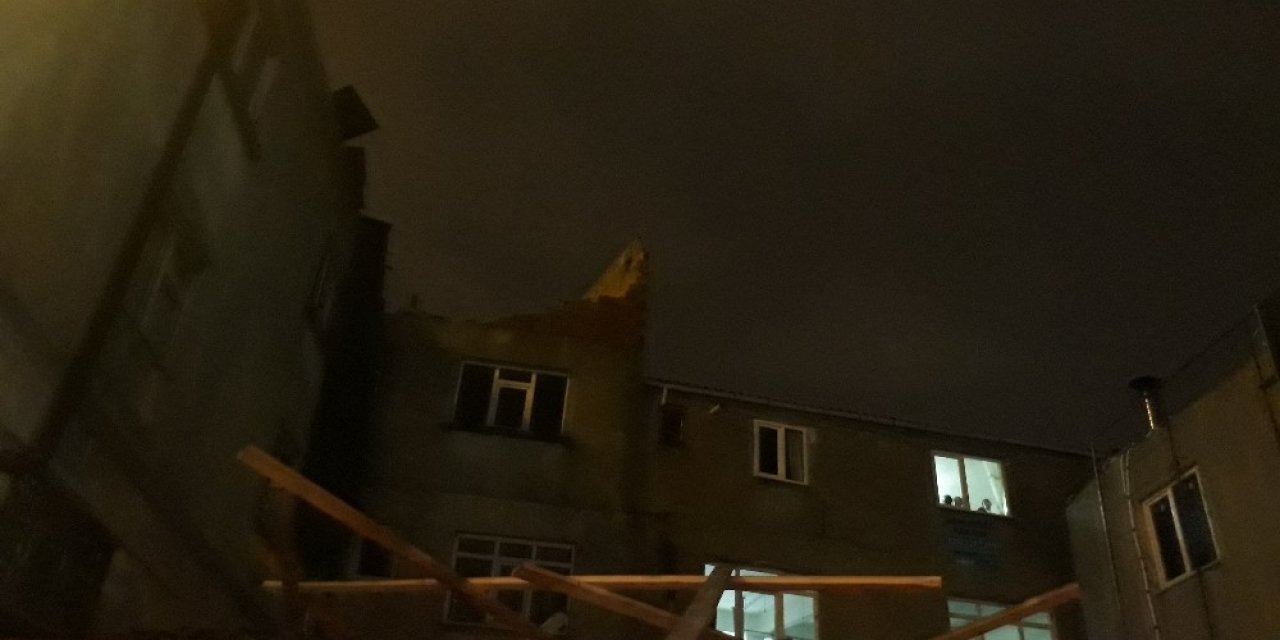 Kağıthane Ve Beyoğlu’nda Şiddetli Rüzgar Çatıları Uçurdu