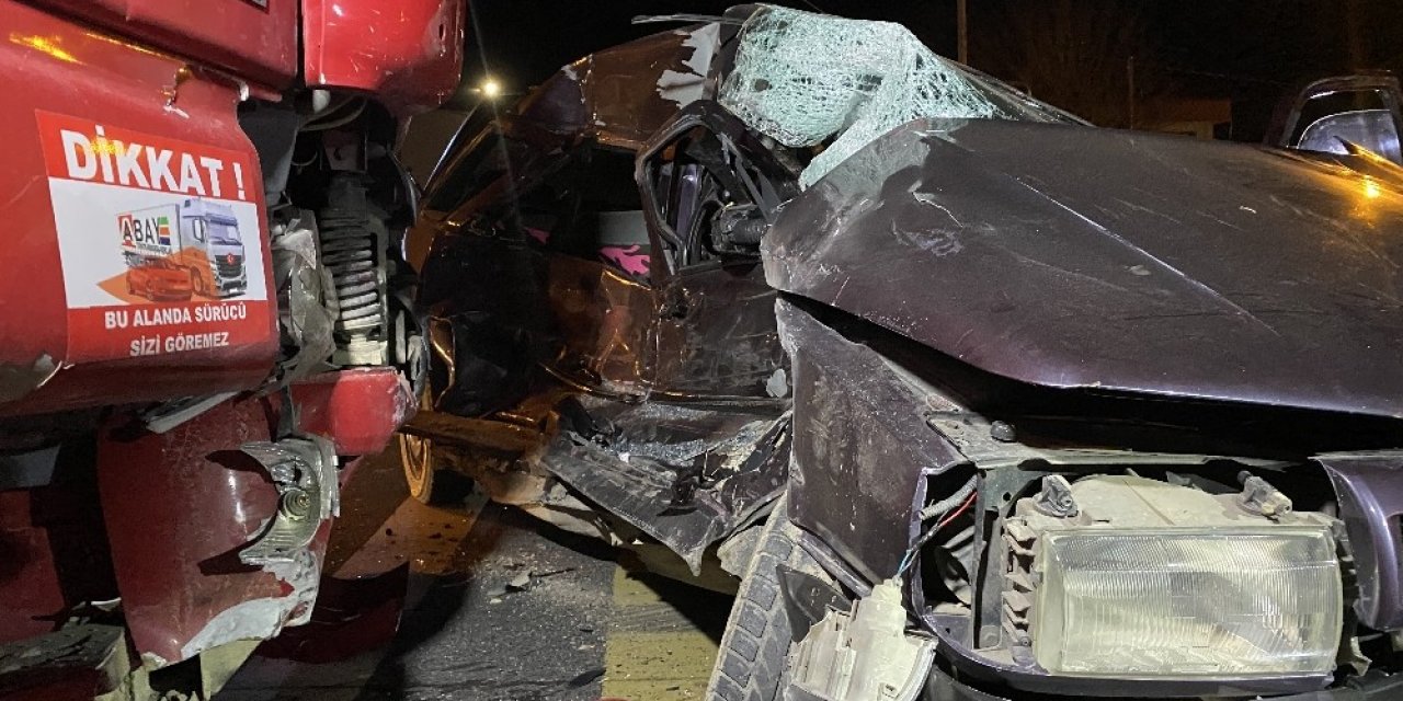 Tır Otomobile Çarptı, Sürücü Araçta Sıkıştı