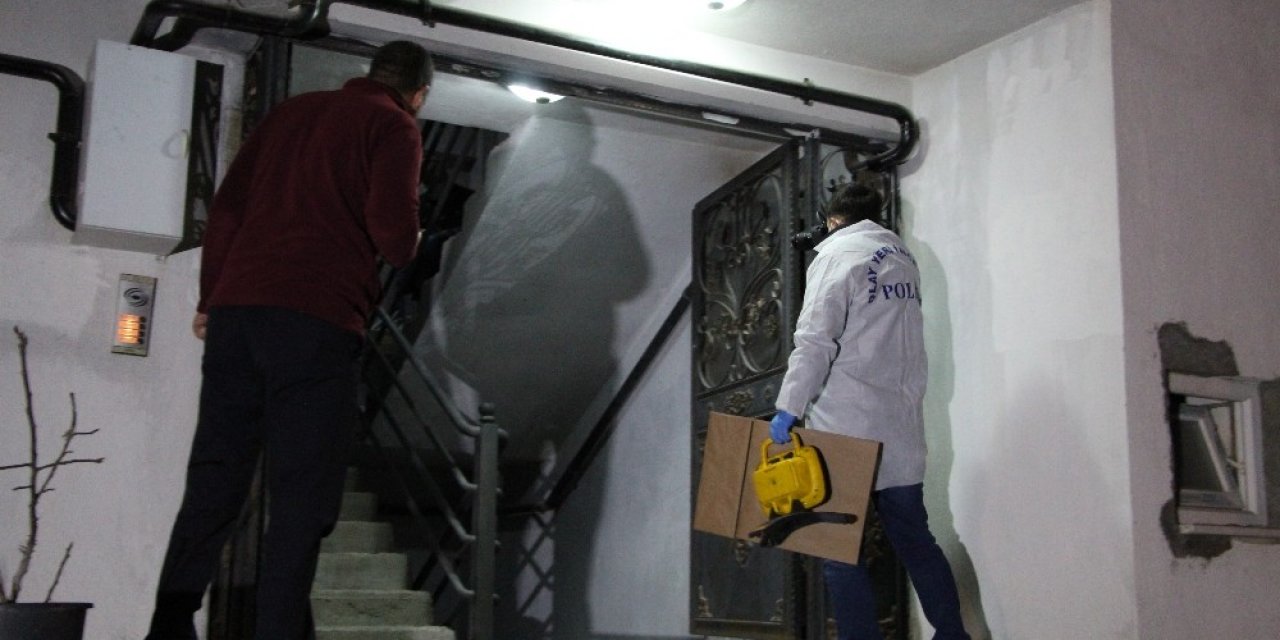 İ̇hanetle Suçladığı Eşini Defalarca Bıçakladı