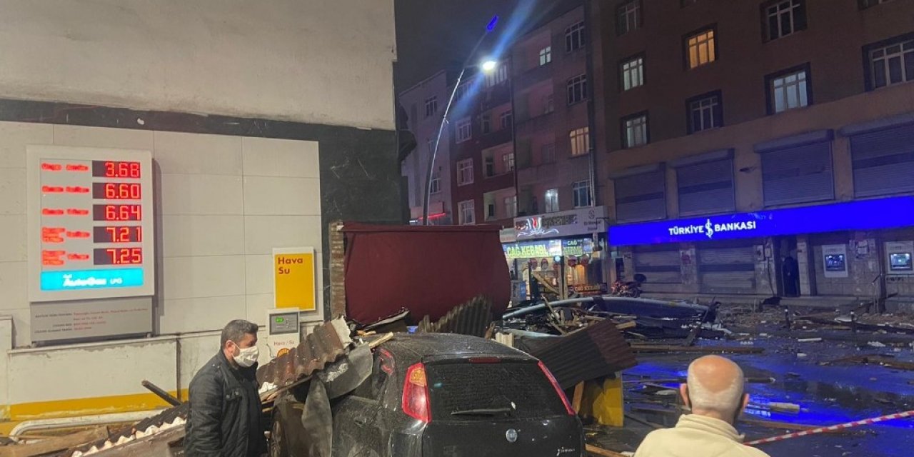 Sultangazi’de Araçlar Çatıların Altında Kaldı