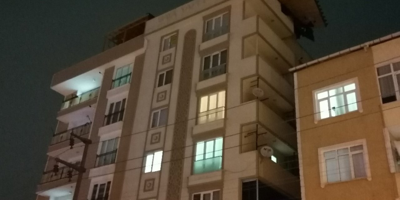 Fırtınanın Uçurduğu Çatı, Başka Bir Binanın Üzerinde Saatlerce Asılı Kaldı