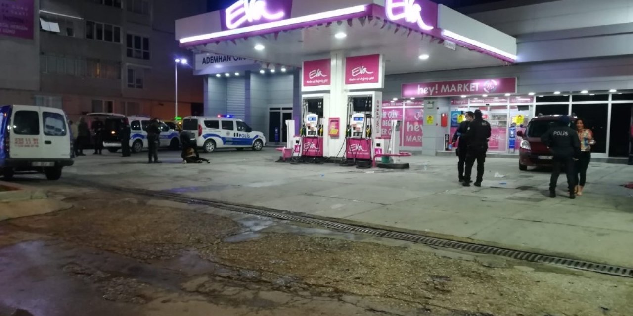 İ̇zmir’in İki Ayrı İlçesinde Bıçaklı Ve Silahlı Kavga: 1’i Ağır 2 Yaralı