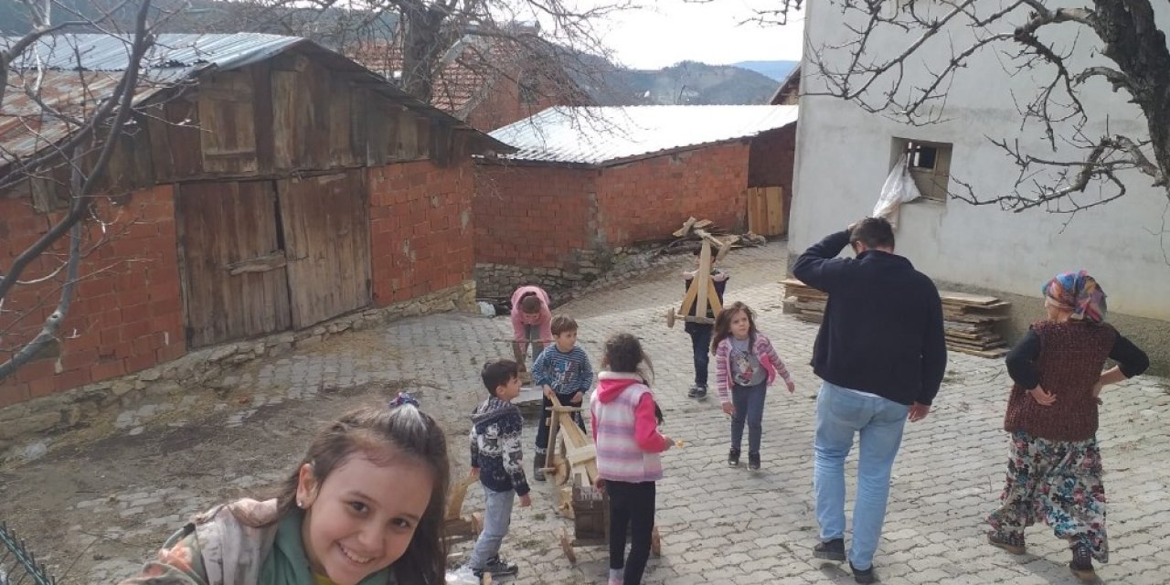 Çocuklar Tahta Araçlarla Kıyasıya Yarıştı