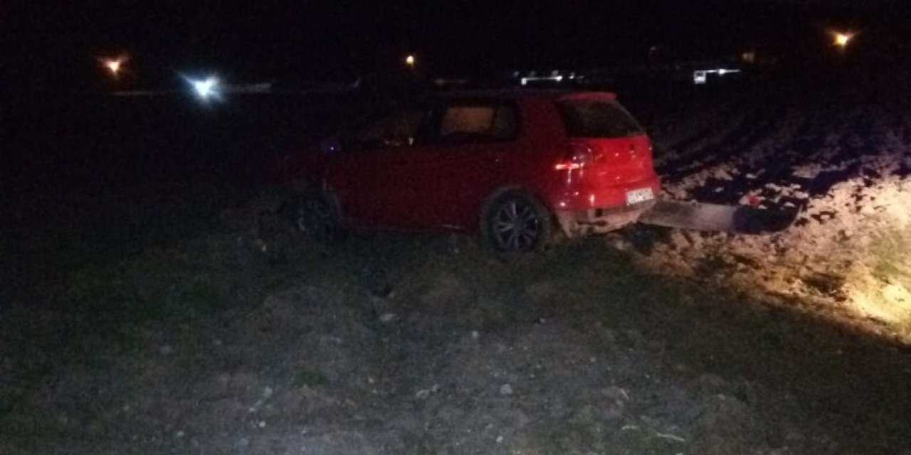 Tarlaya Uçan Otomobilde 2 Kişi Yaralandı