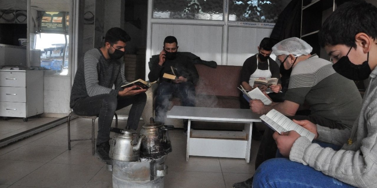 Sıcak Ekmek Kokusu Altında Kitap Ve Çay Molası