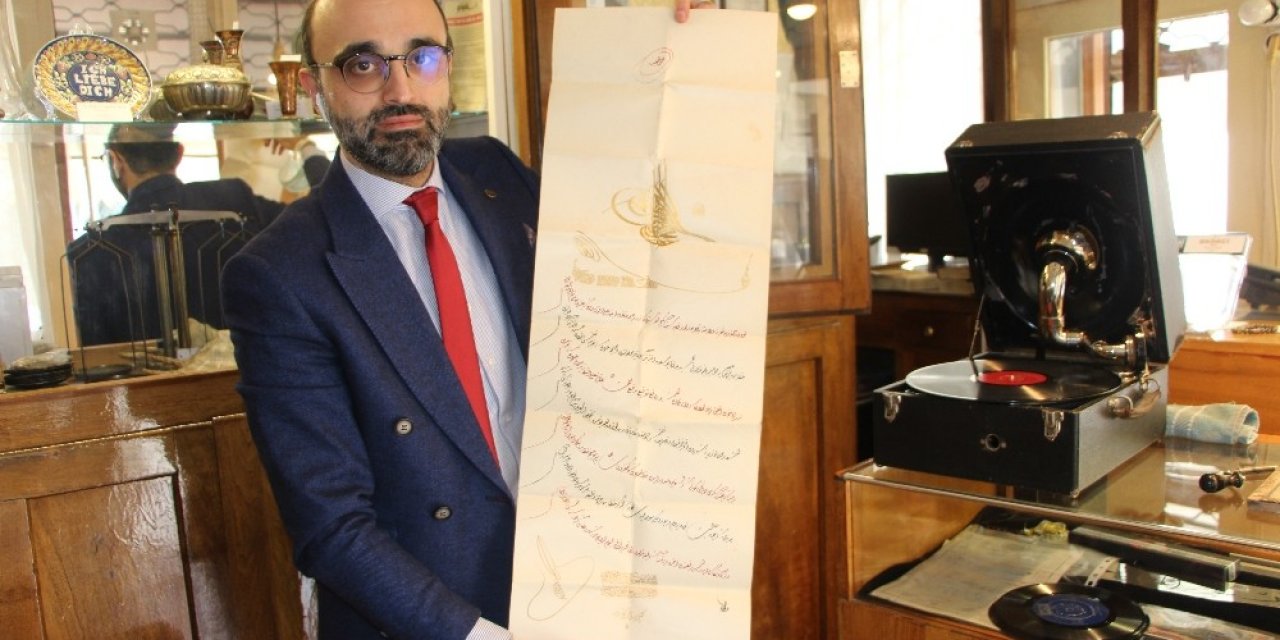 Dedesinden Kalan Gramofona Gözü Gibi Bakıyor