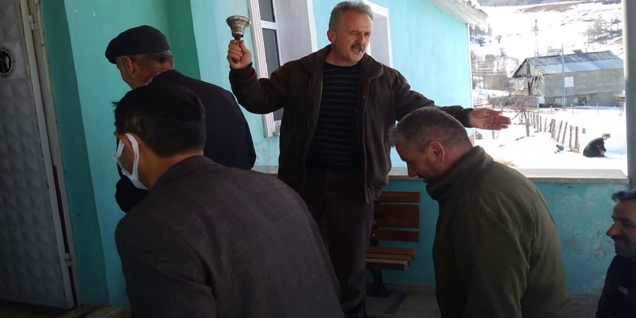 İ̇smail Öğretmen, İlk Görev Yaptığı Okulda Ders Zilini 28 Yıl Sonra Yeniden Çaldı