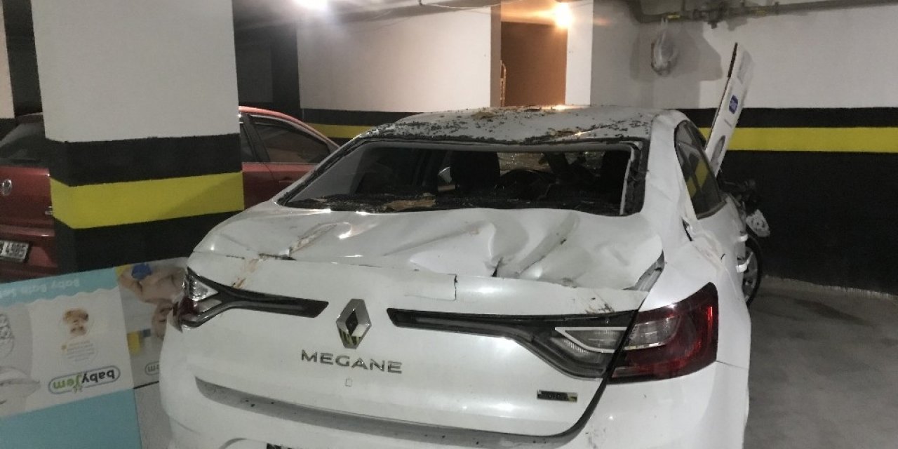 Avcılar’da Fırtına Çatıdaki Kamelyayı Uçurdu