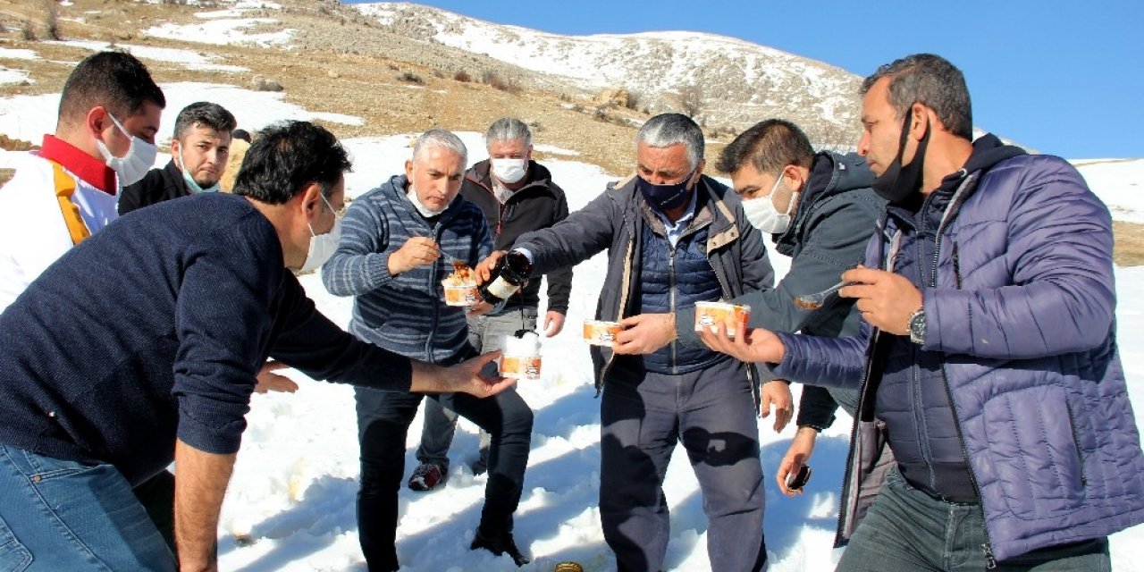 Organik Dut Pekmezi İle Karlı Dağlarda ’karlambaç’ Yapımı