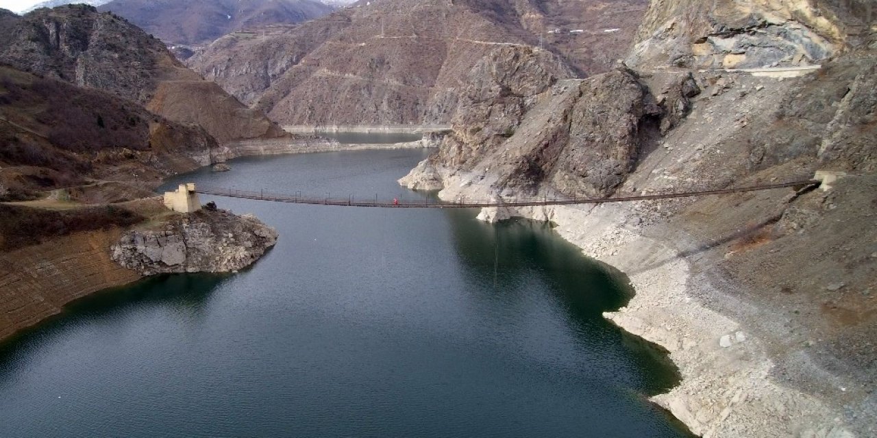 Kürtün Baraj Gölü Üzerindeki 165 Metre Uzunluğundaki Asma Köprü Yöre Halkının Ulaşımını Sağlıyor