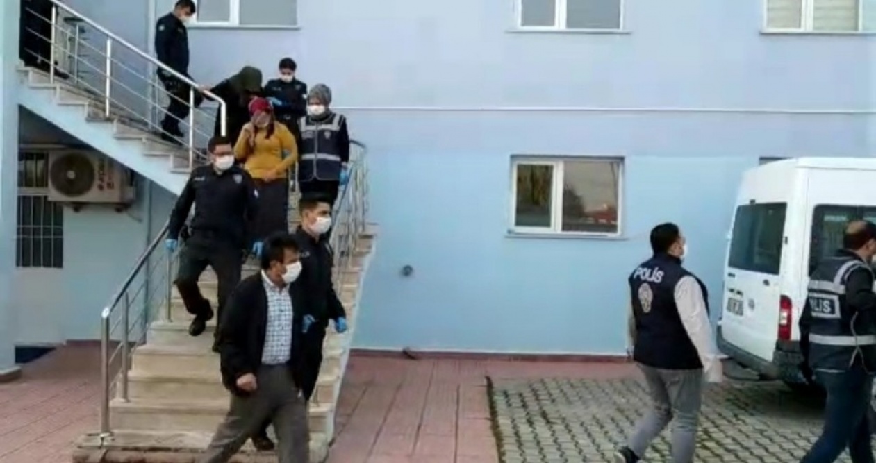 Bir şahsı evlenme vaadiyle dolandırdıkları iddiası ile yakalanan 3 şüpheli tutuklandı.