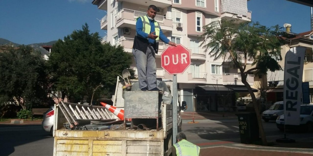 Alanya’da Trafik Levhaları Yenileniyor