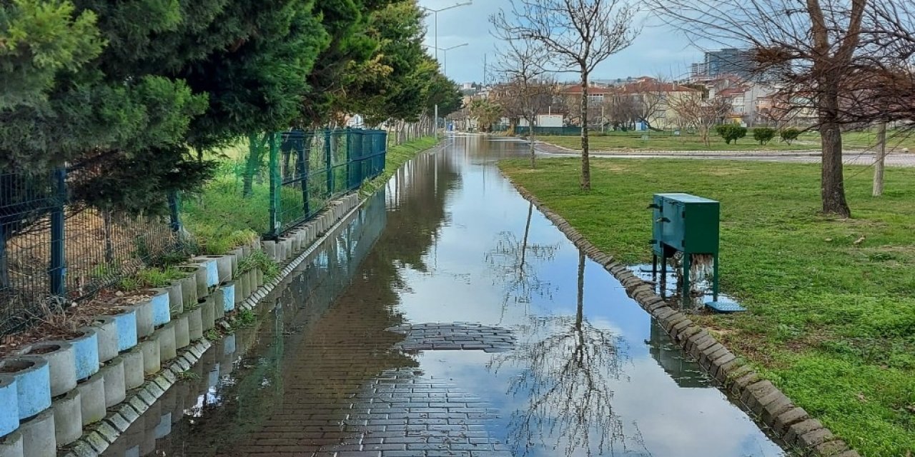 İ̇stanbul’da Dalgalar Kıyıyı Dövdü, Park Sular Altında Kaldı