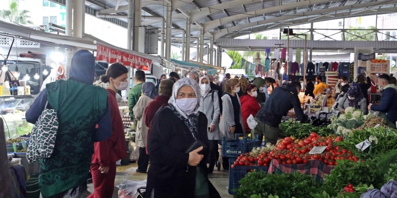 Semt pazarı tıklım tıklım! Görüntüler tedirgin etti