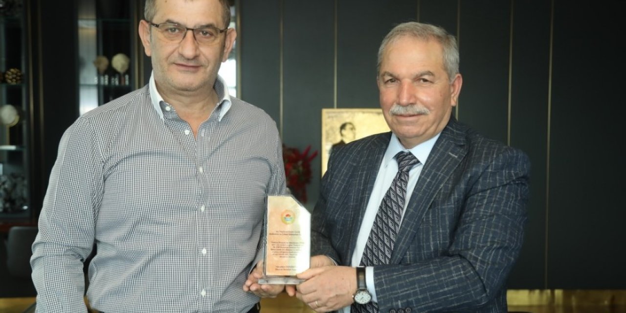 Başkan Demirtaş’tan Yeşilyurt’a Teşekkür Plaketi