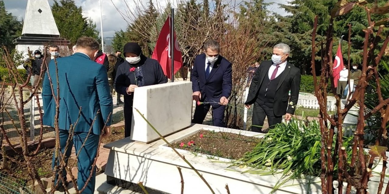 Türkiye’nin İlk Şehit Kadın Pilotu Ayfer Gök, Mezarı Başında Dualarla Anıldı