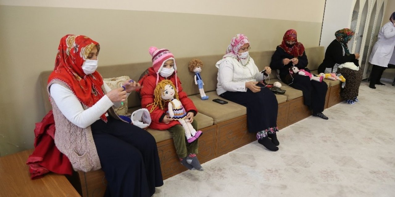 Kadınlar Kurslarda Hem Eğleniyor Hem De Öğreniyor