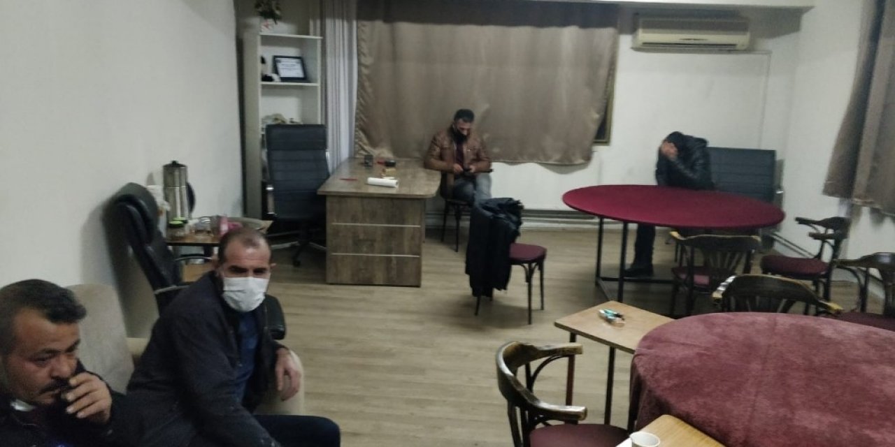 Ofiste Kumar Oynarken Yakalandılar