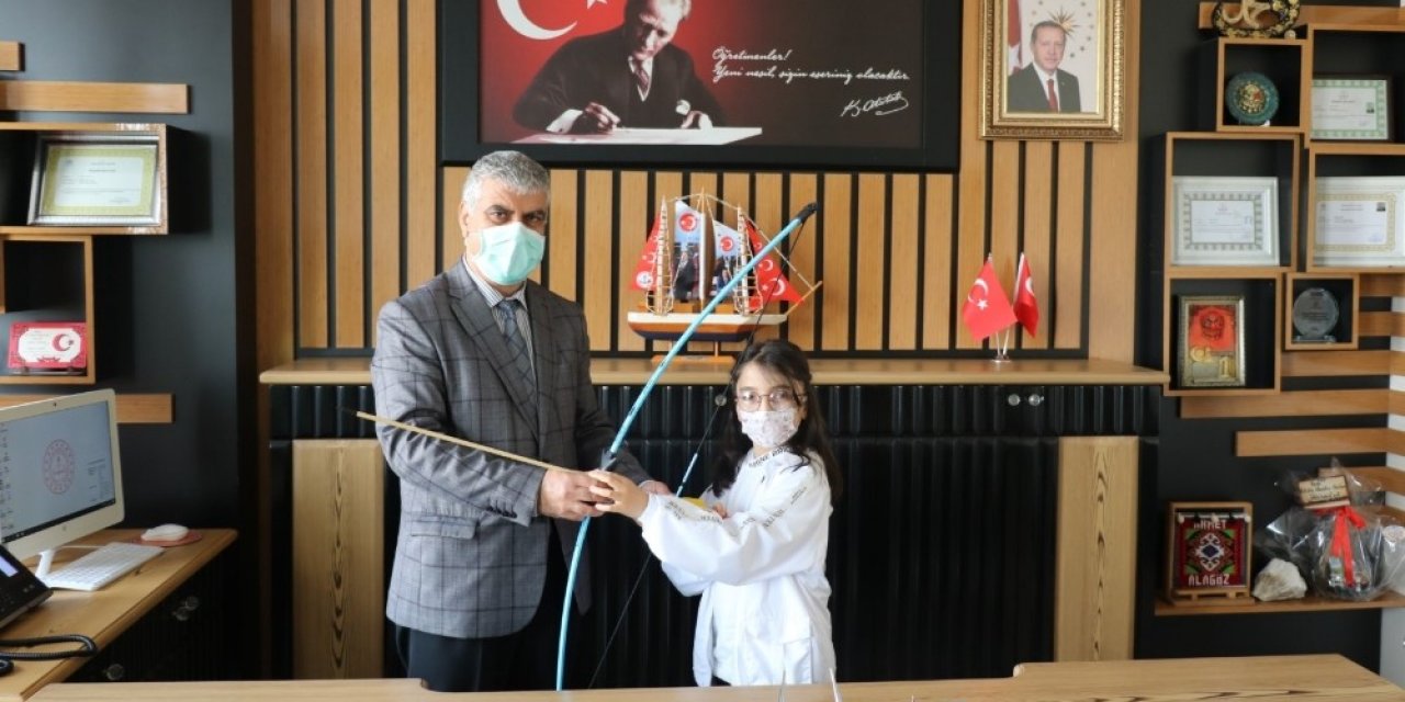 Bakan Selçuk’tan Adıyamanlı Öğrenciye Ok Yay Takımı